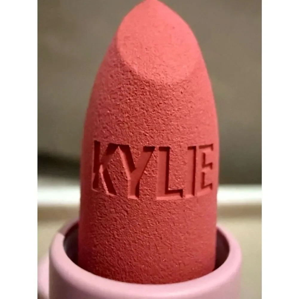 KYLIE COSMETICS MATTE LIPSTICK 209 SUMMER SOMEWHERE PINK CORAL